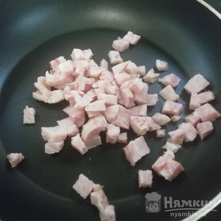 Яичница с помидорами и куриной ветчиной - фото шаг 1