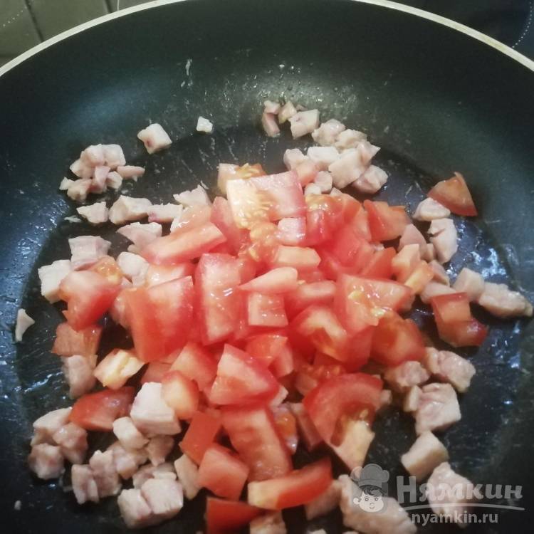 Яичница с помидорами и куриной ветчиной - фото шаг 2