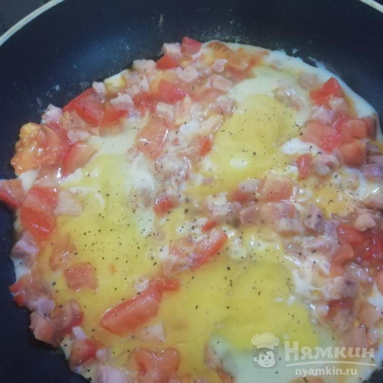 Яичница с помидорами и куриной ветчиной - фото шаг 3