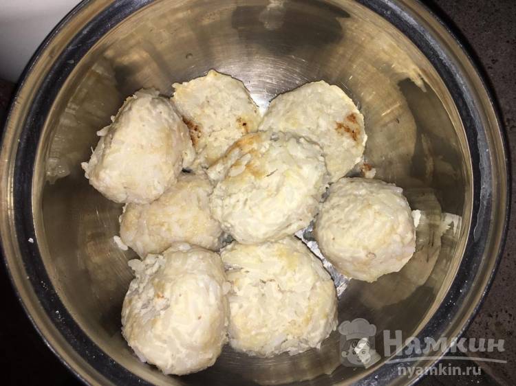 Тушёные тефтели из куриного фарша с подливой - фото шаг 7