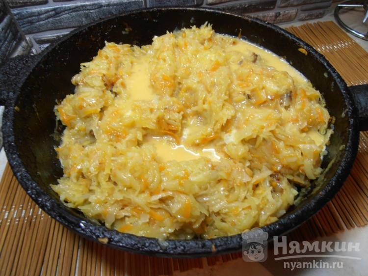 Жареная картошка с яйцом и луком