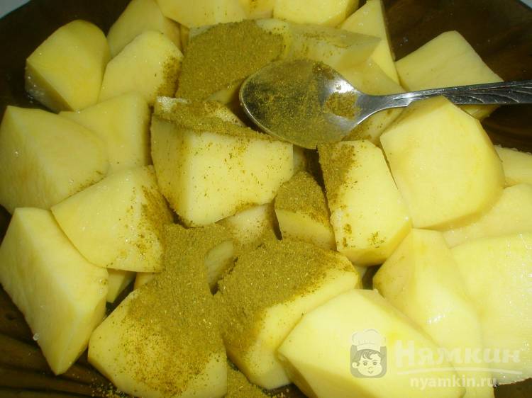 Картошка по-деревенски с хмели-сунели в рецепте - фото шаг 3