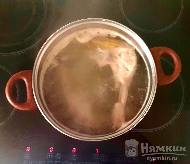 Диетический суп из  домашних куриных бёдрышек с зеленью - фото шаг 1