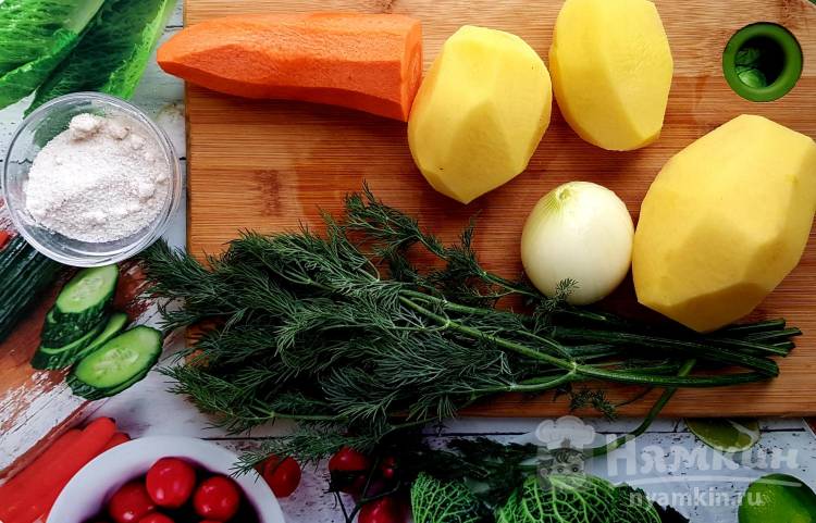 Диетический суп из  домашних куриных бёдрышек с зеленью - фото шаг 2