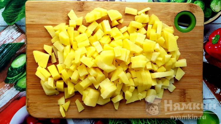 Диетический суп из  домашних куриных бёдрышек с зеленью - фото шаг 4
