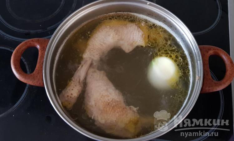Диетический суп из  домашних куриных бёдрышек с зеленью - фото шаг 6