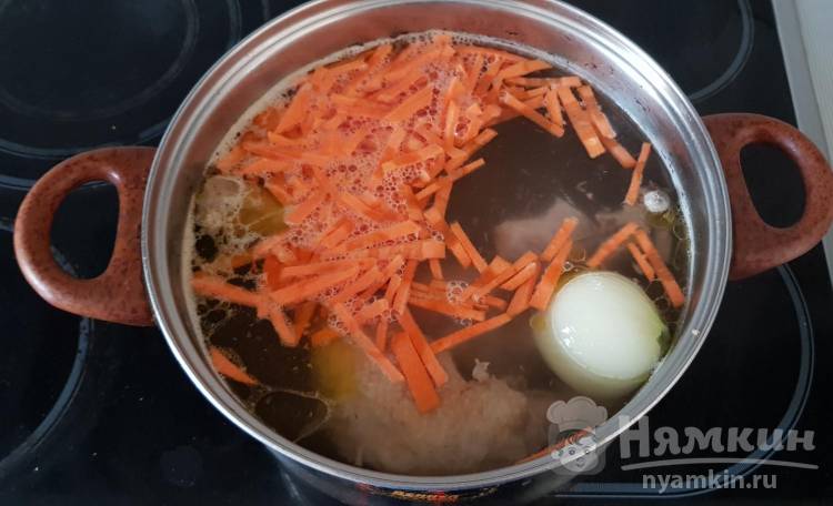 Диетический суп из  домашних куриных бёдрышек с зеленью - фото шаг 7