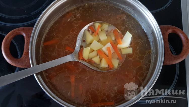 Диетический суп из  домашних куриных бёдрышек с зеленью - фото шаг 8