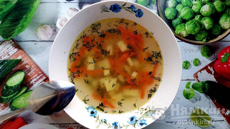 Диетический суп из  домашних куриных бёдрышек с зеленью - фото шаг 9
