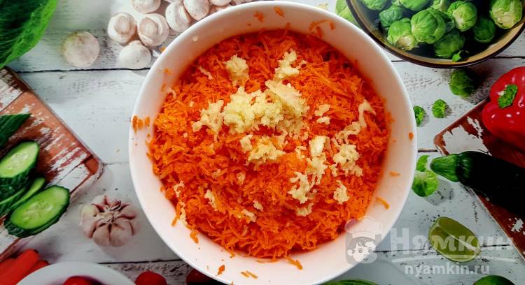 Простой салат из свежей моркови и чеснока  - фото шаг 3