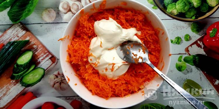 Простой салат из свежей моркови и чеснока  - фото шаг 4