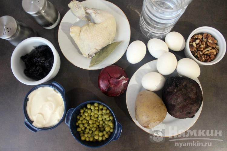 Салат Граф с курицей, черносливом и маринованным луком - фото шаг 1