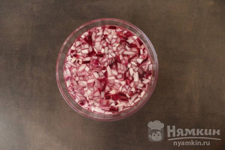Салат Граф с курицей, черносливом и маринованным луком - фото шаг 2