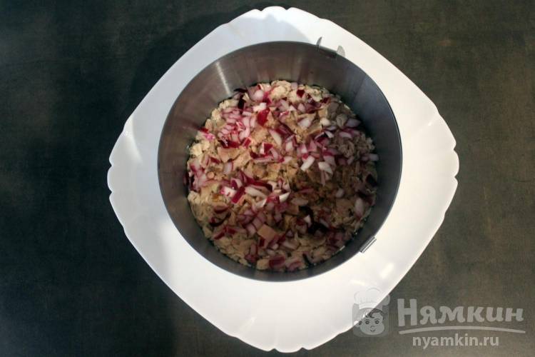 Салат Граф с курицей, черносливом и маринованным луком - фото шаг 3