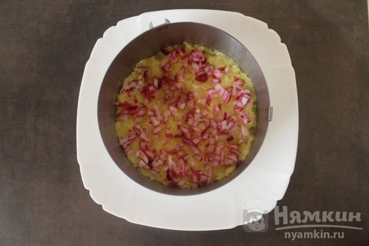 Салат Граф с курицей, черносливом и маринованным луком - фото шаг 4