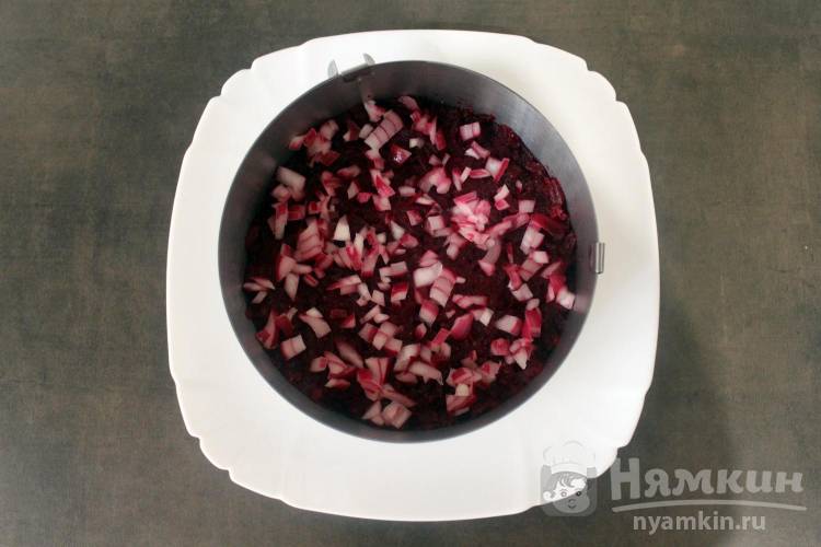 Салат Граф с курицей, черносливом и маринованным луком - фото шаг 5