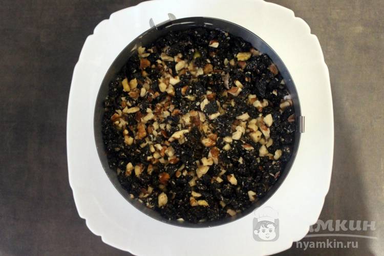 Салат Граф с курицей, черносливом и маринованным луком - фото шаг 6