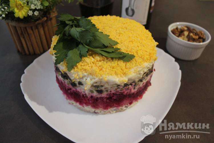 Салат Граф с курицей, черносливом и маринованным луком - фото шаг 7