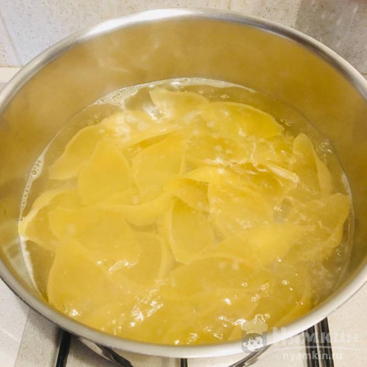Ракушки с начинкой из фарша и соуса бешамель в духовке - фото шаг 3