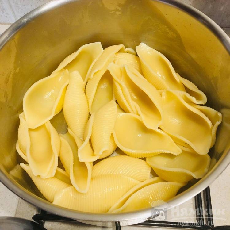 Ракушки с начинкой из фарша и соуса бешамель в духовке - фото шаг 4