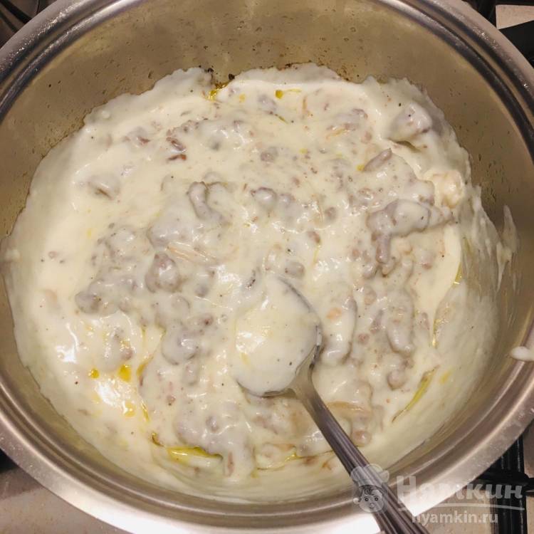 Ракушки с начинкой из фарша и соуса бешамель в духовке - фото шаг 5