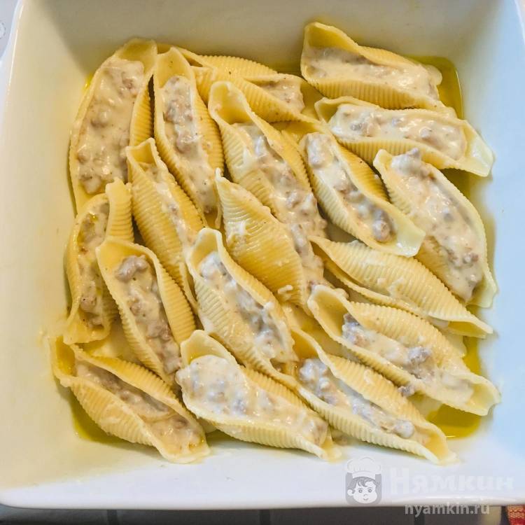 Ракушки с начинкой из фарша и соуса бешамель в духовке - фото шаг 7