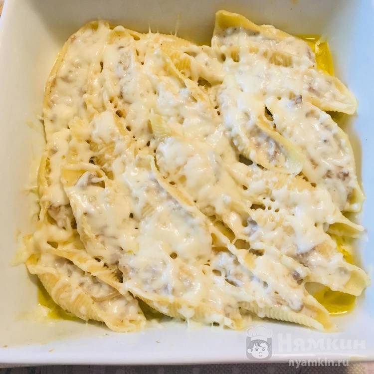 Ракушки с начинкой из фарша и соуса бешамель в духовке - фото шаг 9