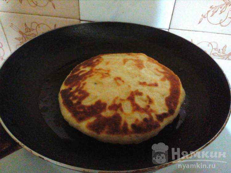 Лепёшка из дрожжевого теста с сыром и укропом - фото шаг 6