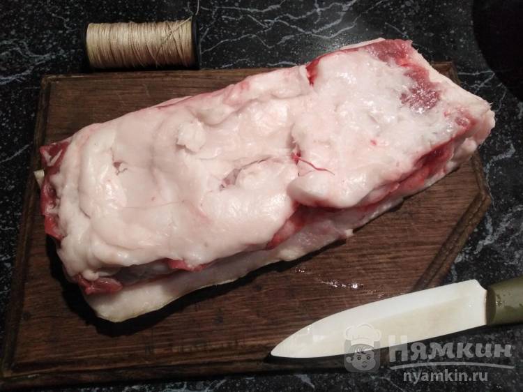 Свиная грудинка, запеченная в духовке. Фото