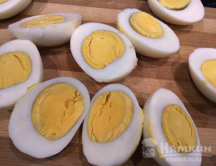 Яйца фаршированные крабовыми палочками, сыром и чесноком