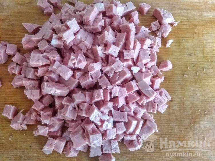Окрошка весенняя с колбасой и зеленью на кефире - фото шаг 6