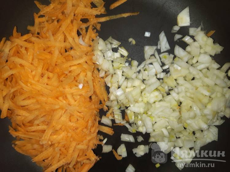 Тушеная капуста с луком и морковью в томатном соусе на сковороде - фото шаг 1