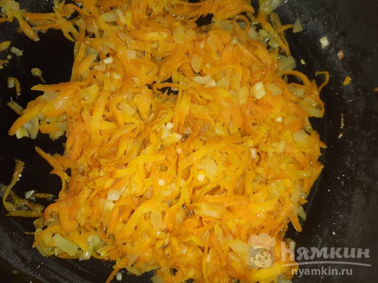 Тушеная капуста с луком и морковью в томатном соусе на сковороде - фото шаг 2