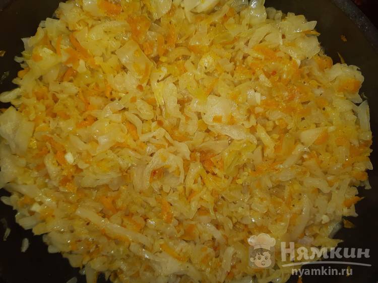 Тушеная капуста с луком и морковью в томатном соусе на сковороде - фото шаг 7