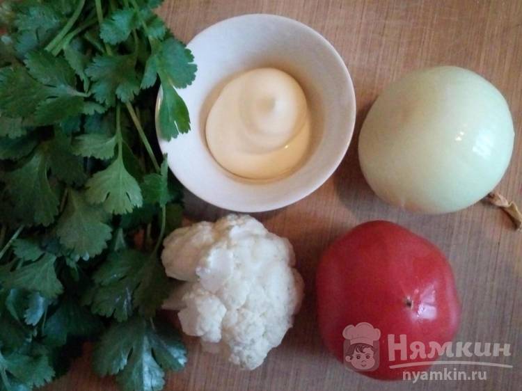 Салат из цветной капусты, помидоров и зелени - фото шаг 1