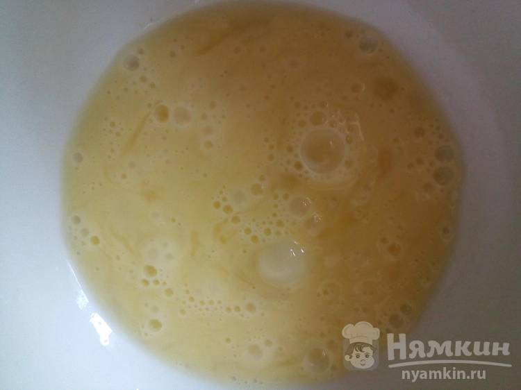 Рулеты из яичных блинчиков с горошком и сыром - фото шаг 2