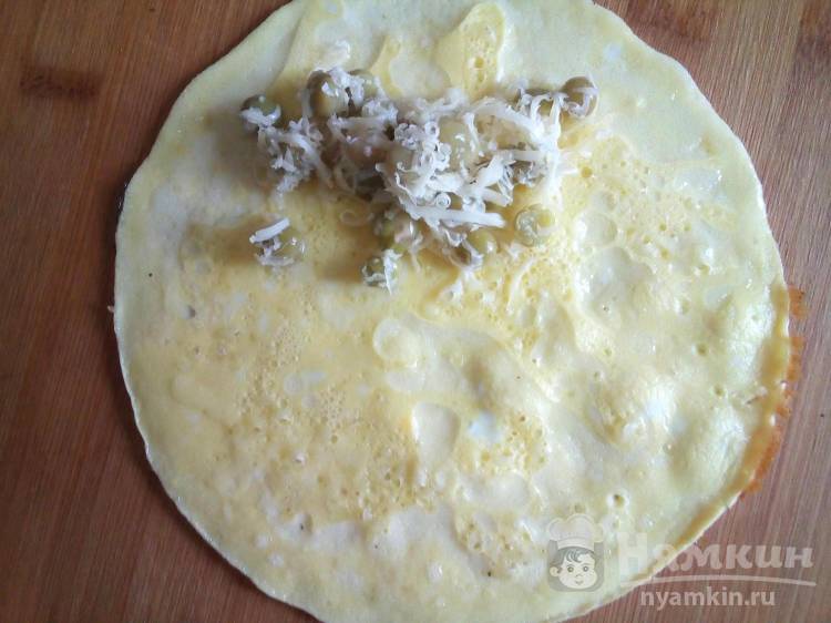 Рулеты из яичных блинчиков с горошком и сыром - фото шаг 5