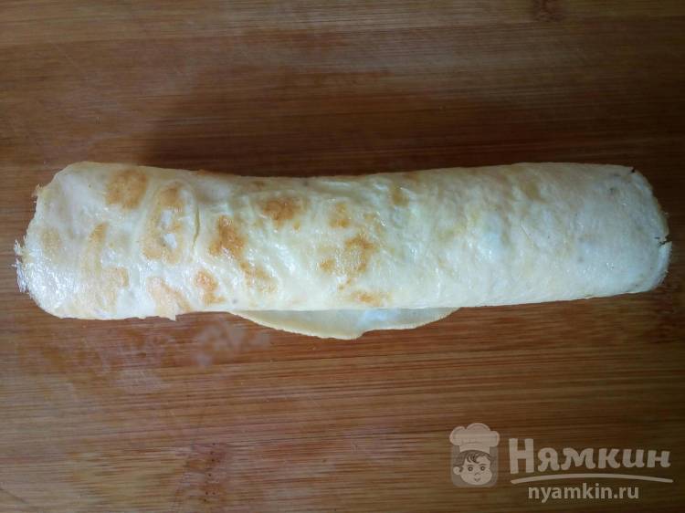 Рулеты из яичных блинчиков с горошком и сыром - фото шаг 6