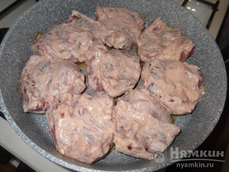 Куриные бедра в томатно-майонезном соусе на сковороде - фото шаг 2