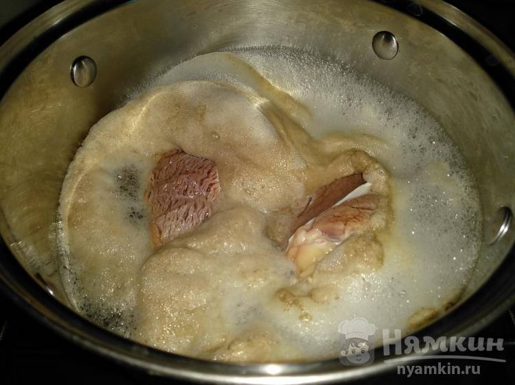 Легкий говяжий бульон с чесноком и помидором - фото шаг 2