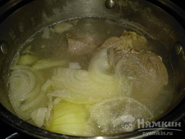 Легкий говяжий бульон с чесноком и помидором - фото шаг 3