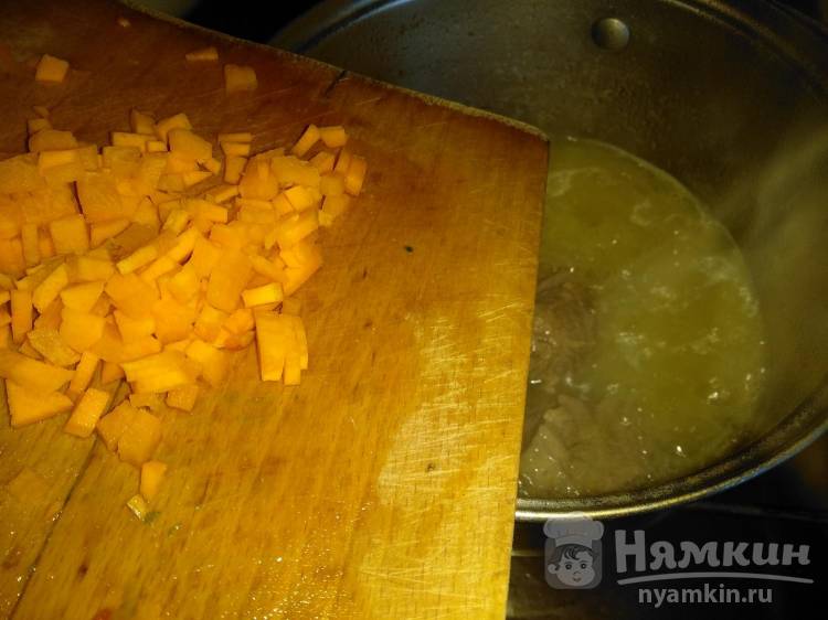 Легкий говяжий бульон с чесноком и помидором - фото шаг 4