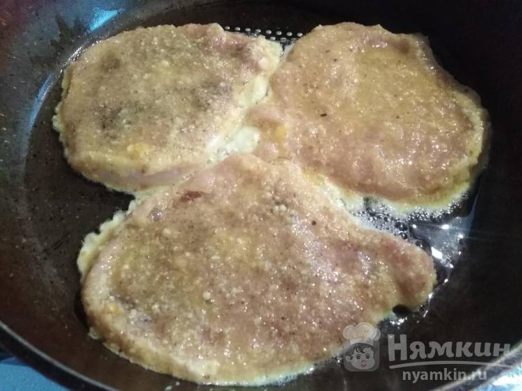 Свиные биточки в панировке на сковороде  - фото шаг 5