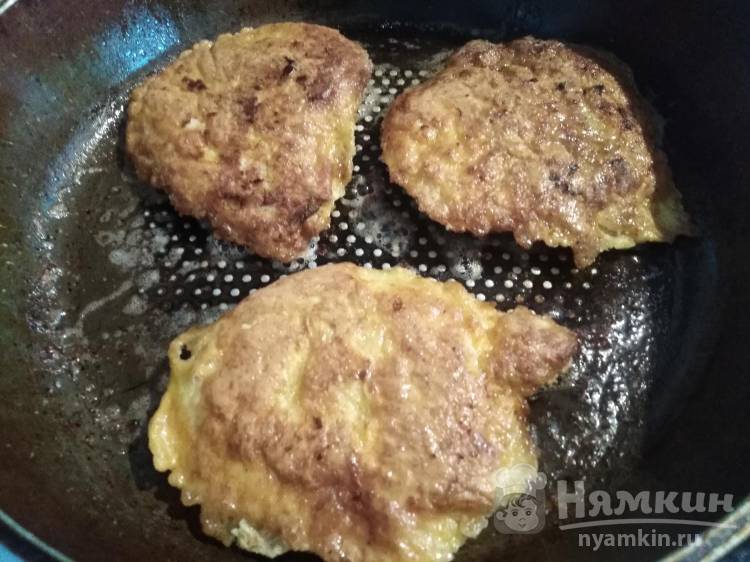 Свиные биточки в панировке на сковороде  - фото шаг 6