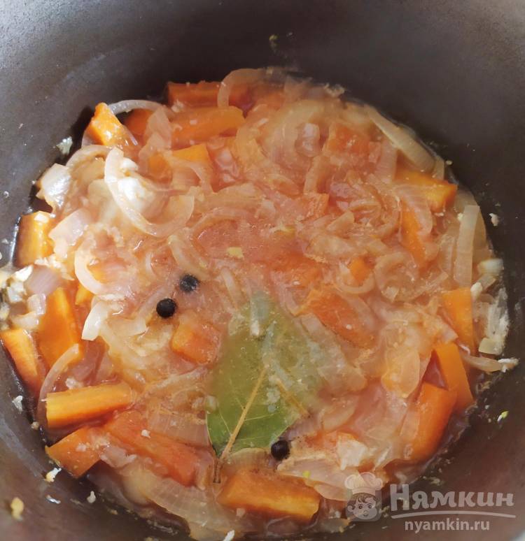 Курица с овощами и ананасами, тушеная на сковороде: рецепт пошаговый с фото