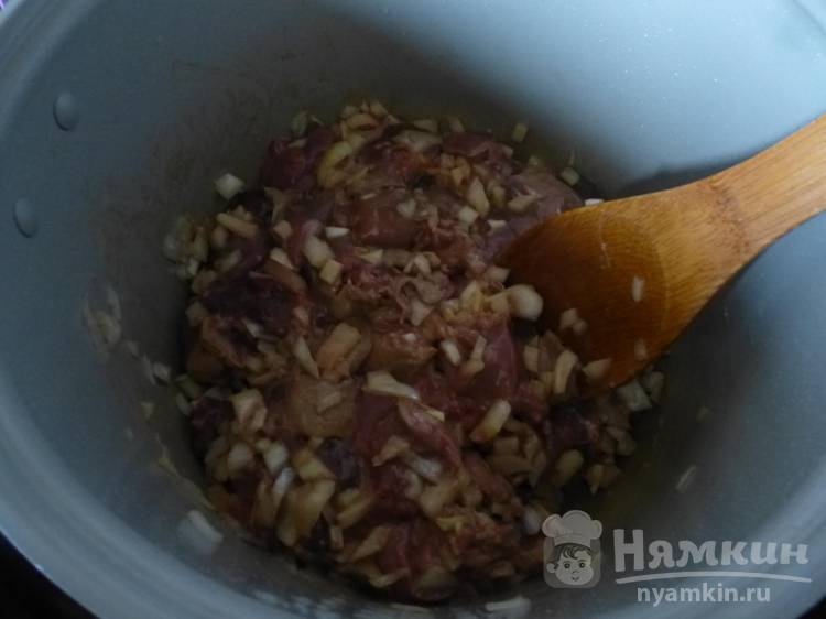 Куриная печень с луком в медово-соевом соусе в мультиварке - фото шаг 3