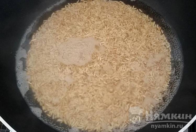 Рассыпчатый рис на сковороде с луком