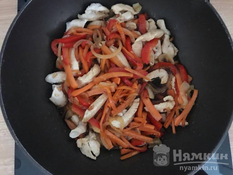 Лапша вок с курицей и овощами в домашних условиях - фото шаг 6