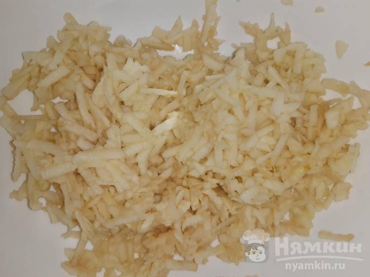 Осенний рулет из лаваша в духовке с творогом и яблоками - фото шаг 4