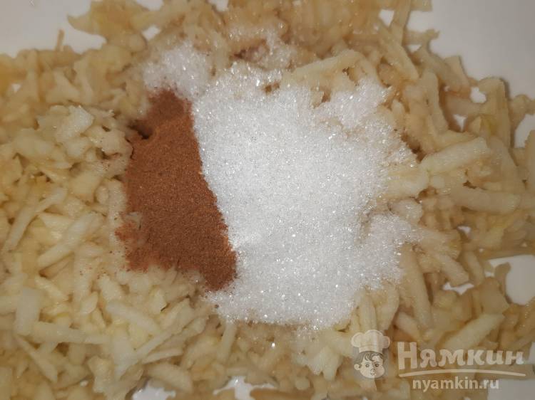 Осенний рулет из лаваша в духовке с творогом и яблоками - фото шаг 5